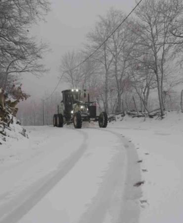 Biga’da karla kaplanan 2 köy yolu açıldı