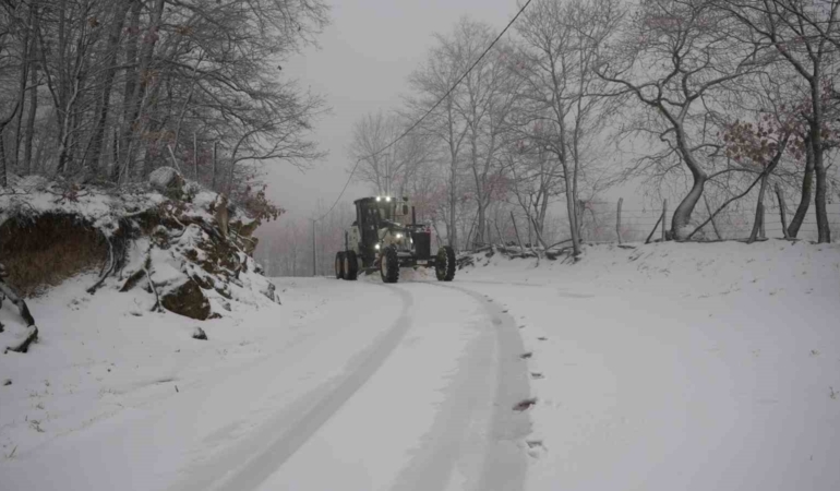 Biga’da karla kaplanan 2 köy yolu açıldı