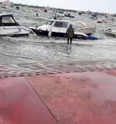 Tuzla’da fırtına alarmı: Deniz sahil yoluna taştı, tekneler zor anlar yaşadı