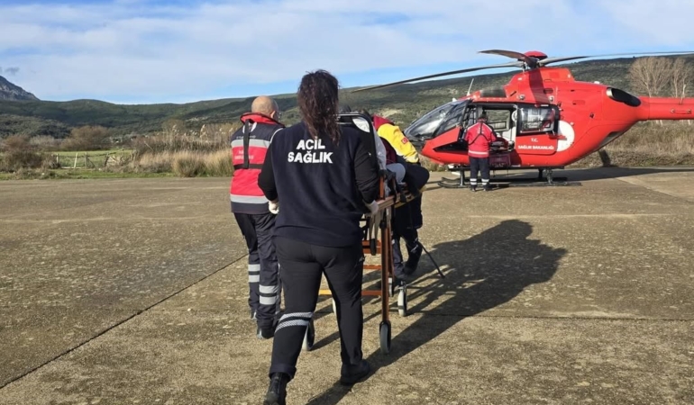 Gökçeada’da rahatsızlanan hasta helikopter ambulansla Çanakkale’ye sevk edildi