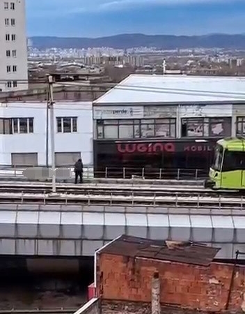 Rüzgarın kopardığı tabela metro hattına düştü