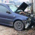 İnegöl’de kontrolden çıkan otomobil kaldırıma ve ağaca çarptı: 2 yaralı