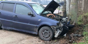 İnegöl’de kontrolden çıkan otomobil kaldırıma ve ağaca çarptı: 2 yaralı