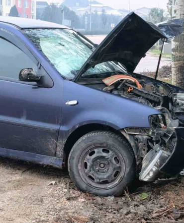 İnegöl’de kontrolden çıkan otomobil kaldırıma ve ağaca çarptı: 2 yaralı