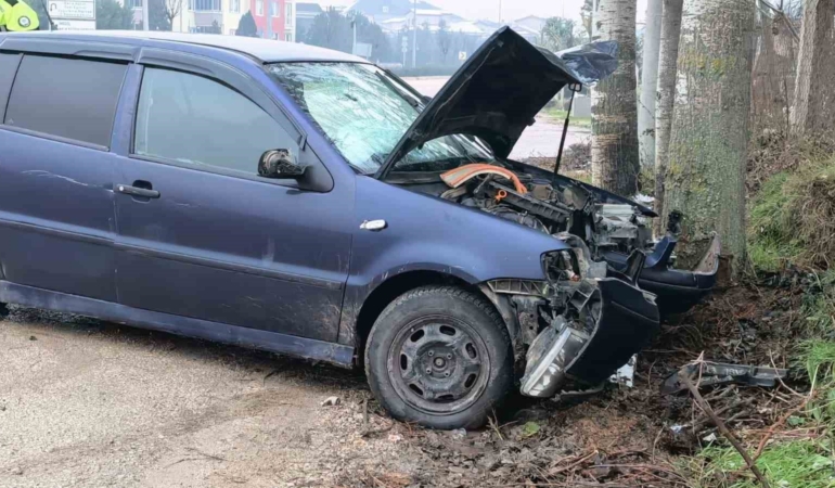 İnegöl’de kontrolden çıkan otomobil kaldırıma ve ağaca çarptı: 2 yaralı