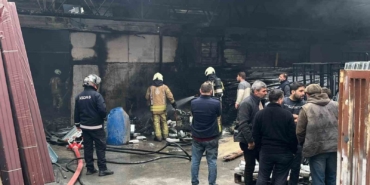 Sultanbeyli’de plastik imalathanesinde korkutan yangın