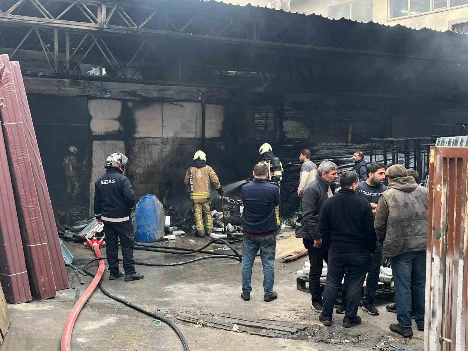 Sultanbeyli’de plastik imalathanesinde korkutan yangın