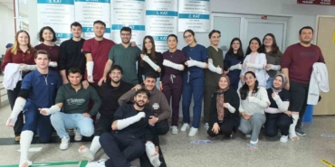 Balıkesir’ de üniversitelilerden alçılı staj hatırası