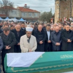 İYİ Partili Turhan Çömez annesini son yolculuğuna uğurladı