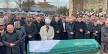İYİ Partili Turhan Çömez annesini son yolculuğuna uğurladı