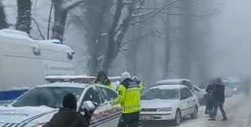 Soğuk havada sıcak görüntüler: Jandarma çocuklarla kar topu savaşı yaptı