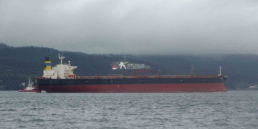Akdeniz’de İHA ile vurulan, Bozcaada’da fırtına nedeniyle karaya oturan tanker bakım için Yalova’ya götürülüyor