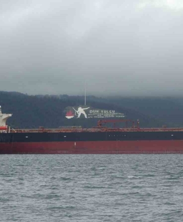 Akdeniz’de İHA ile vurulan, Bozcaada’da fırtına nedeniyle karaya oturan tanker bakım için Yalova’ya götürülüyor