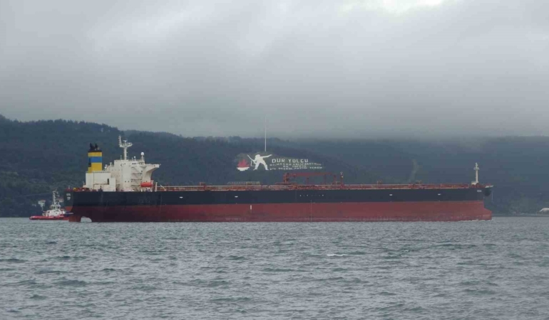 Akdeniz’de İHA ile vurulan, Bozcaada’da fırtına nedeniyle karaya oturan tanker bakım için Yalova’ya götürülüyor