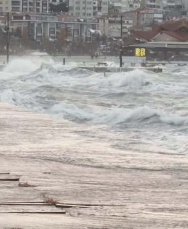 İstanbul’da lodos nedeniyle deniz seferleri iptal edildi