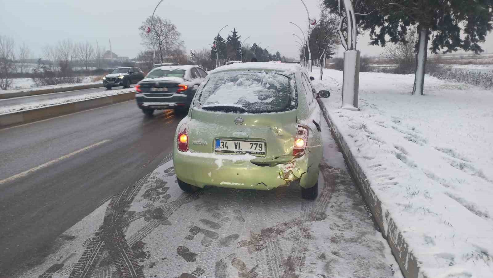 Edirne’de kar yağışında zincirleme kaza: 9 araç birbirine girdi