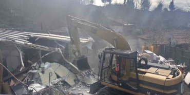 İBB Üsküdar’da yapı kayıt belgesi bulunan binayı yıktı, aile sokakta kaldı