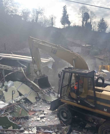 İBB Üsküdar’da yapı kayıt belgesi bulunan binayı yıktı, aile sokakta kaldı