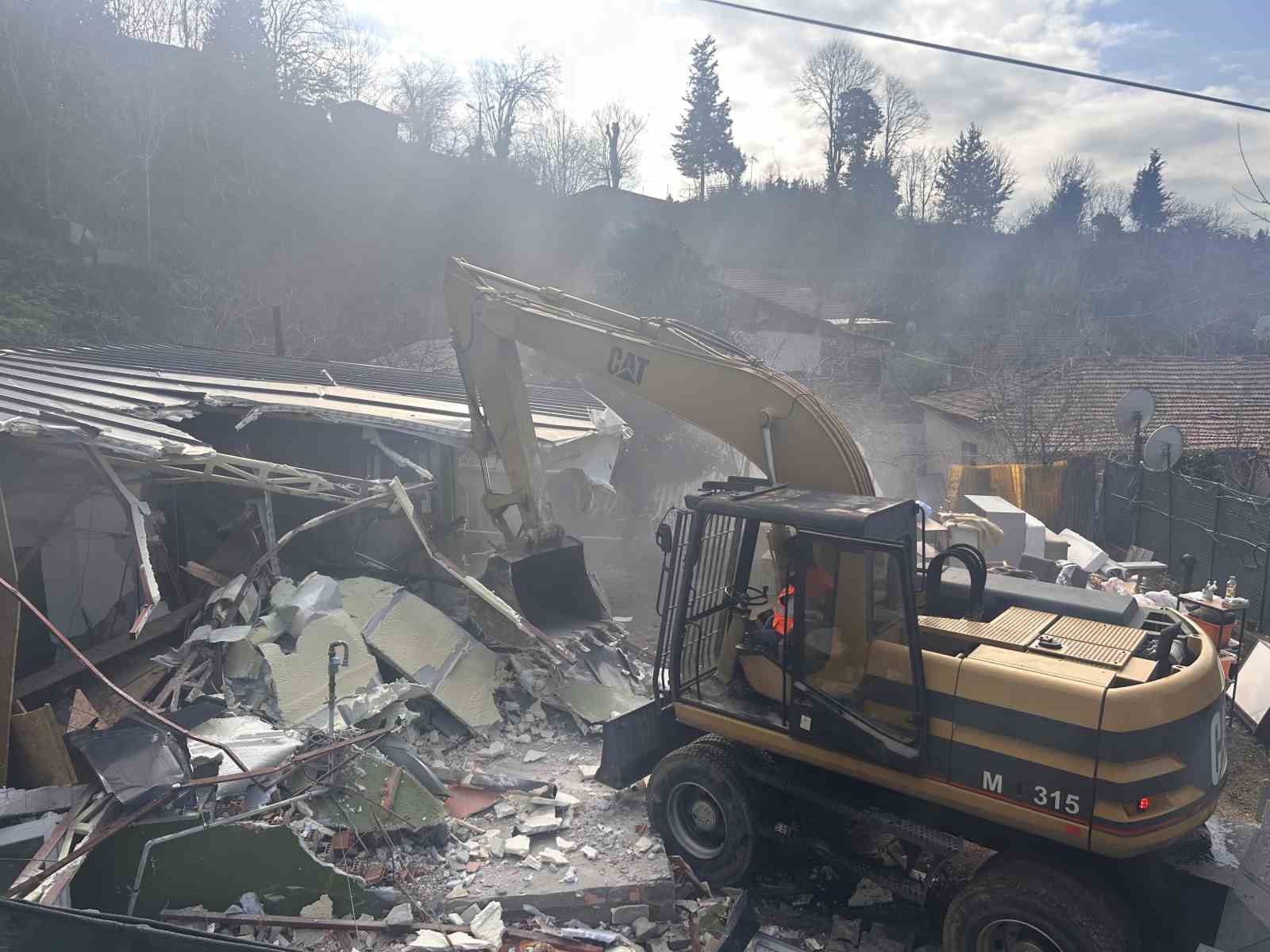 İBB Üsküdar’da yapı kayıt belgesi bulunan binayı yıktı, aile sokakta kaldı