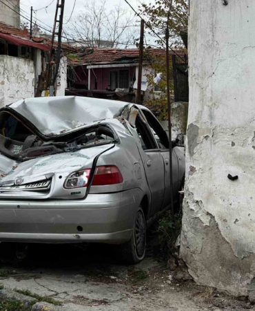 Gaziosmanpaşa’da çatı uçtu, otomobiller zarar gördü