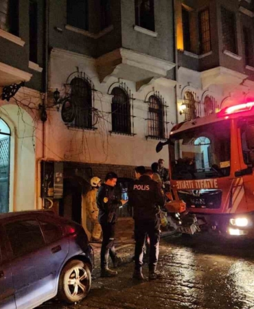 Beyoğlu’nda otelde yangın paniği: Mahsur kalan 3 kişi kurtarıldı