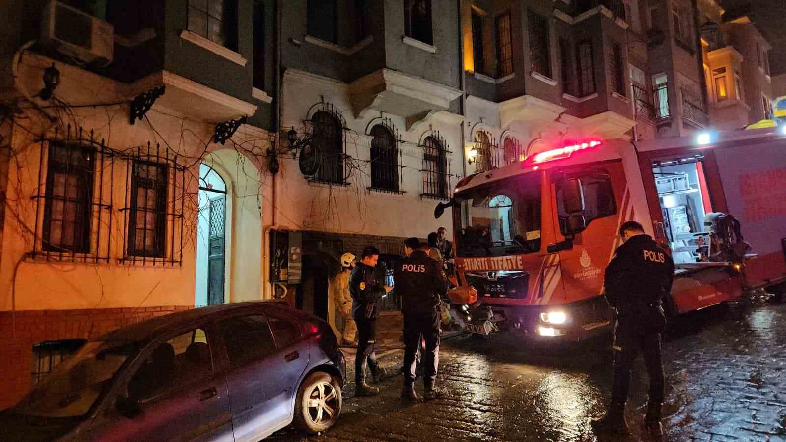 Beyoğlu’nda otelde yangın paniği: Mahsur kalan 3 kişi kurtarıldı