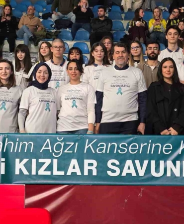 Voleybol maçında anlamlı çağrı: Rahim ağzı kanserine karşı tribünler konuştu