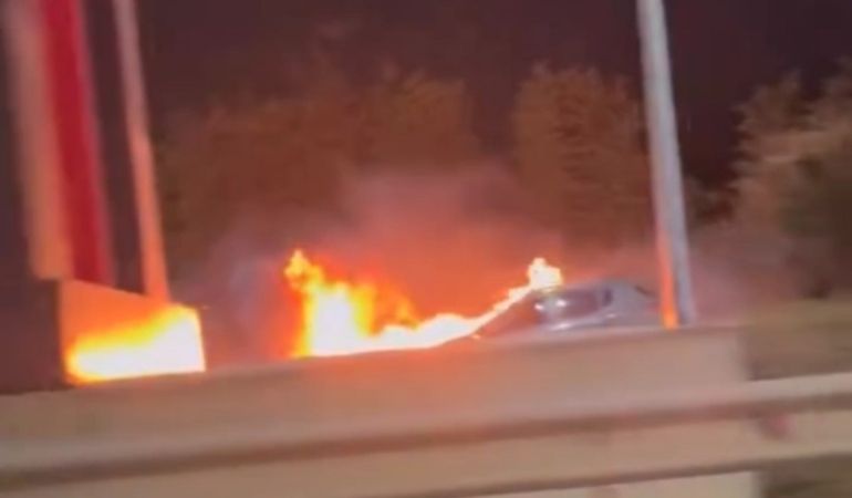 Sancaktepe’de otomobil alev alev yandı