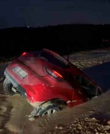 Otomobil bataklığa saplandı, sürücü son anda kurtuldu
