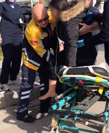 Yaya geçidinden geçen 2 kadına otomobil çarptı