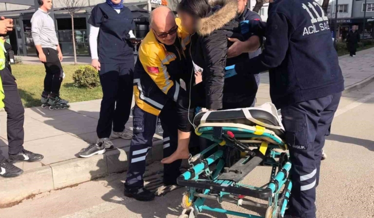 Yaya geçidinden geçen 2 kadına otomobil çarptı