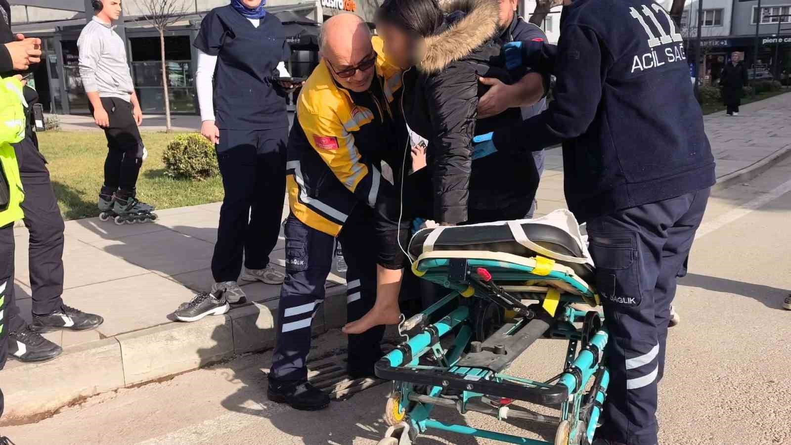 Yaya geçidinden geçen 2 kadına otomobil çarptı