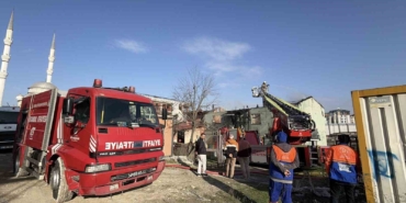 Arnavutköy’de boş binanın çatısı alevlere teslim oldu