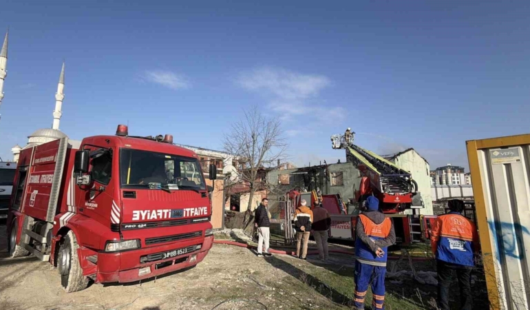 Arnavutköy’de boş binanın çatısı alevlere teslim oldu
