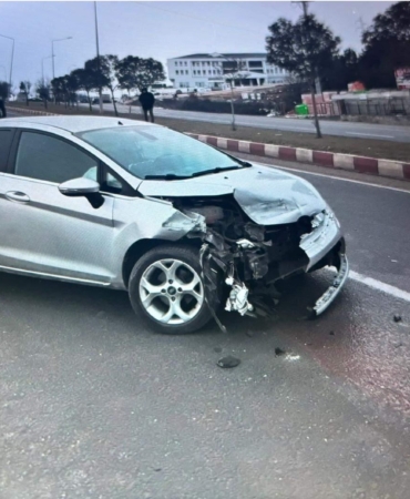 Bilecik’te direksiyon hakimiyetini kaybeden sürücü bariyere çarptı