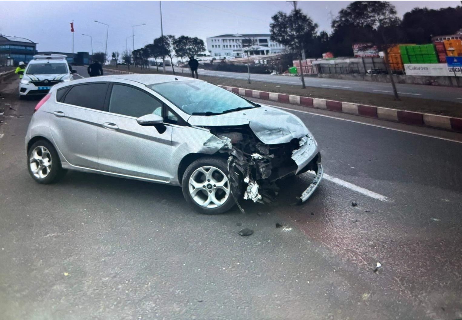 Bilecik’te direksiyon hakimiyetini kaybeden sürücü bariyere çarptı