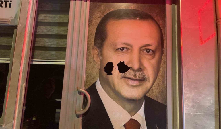 AK Parti Marmara ilçe binasına taşlı saldırı
