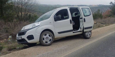 Bilecik’te kontrolden çıkan araç refüje çarparken, sürücüsü yaralandı