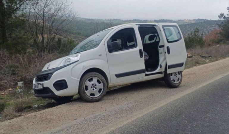 Bilecik’te kontrolden çıkan araç refüje çarparken, sürücüsü yaralandı