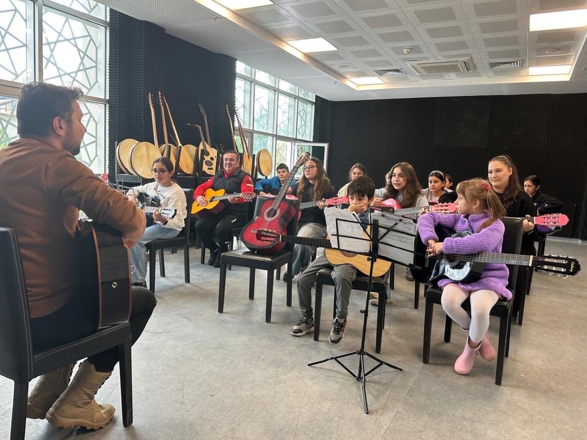 Bilecik Gençlik Merkezi’nde gitar kursu sürüyor