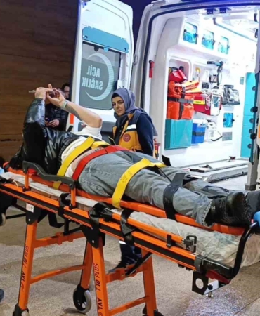 Kontrolden çıkan otomobil yayalara çarptı