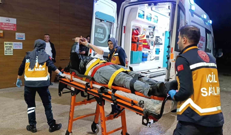 Kontrolden çıkan otomobil yayalara çarptı