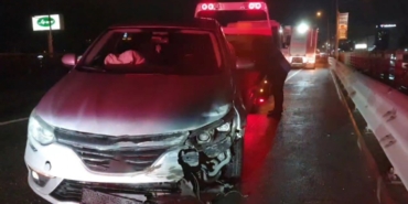 Kocaeli’de bariyerlere çarpan otomobilin sürücüsü yaralandı