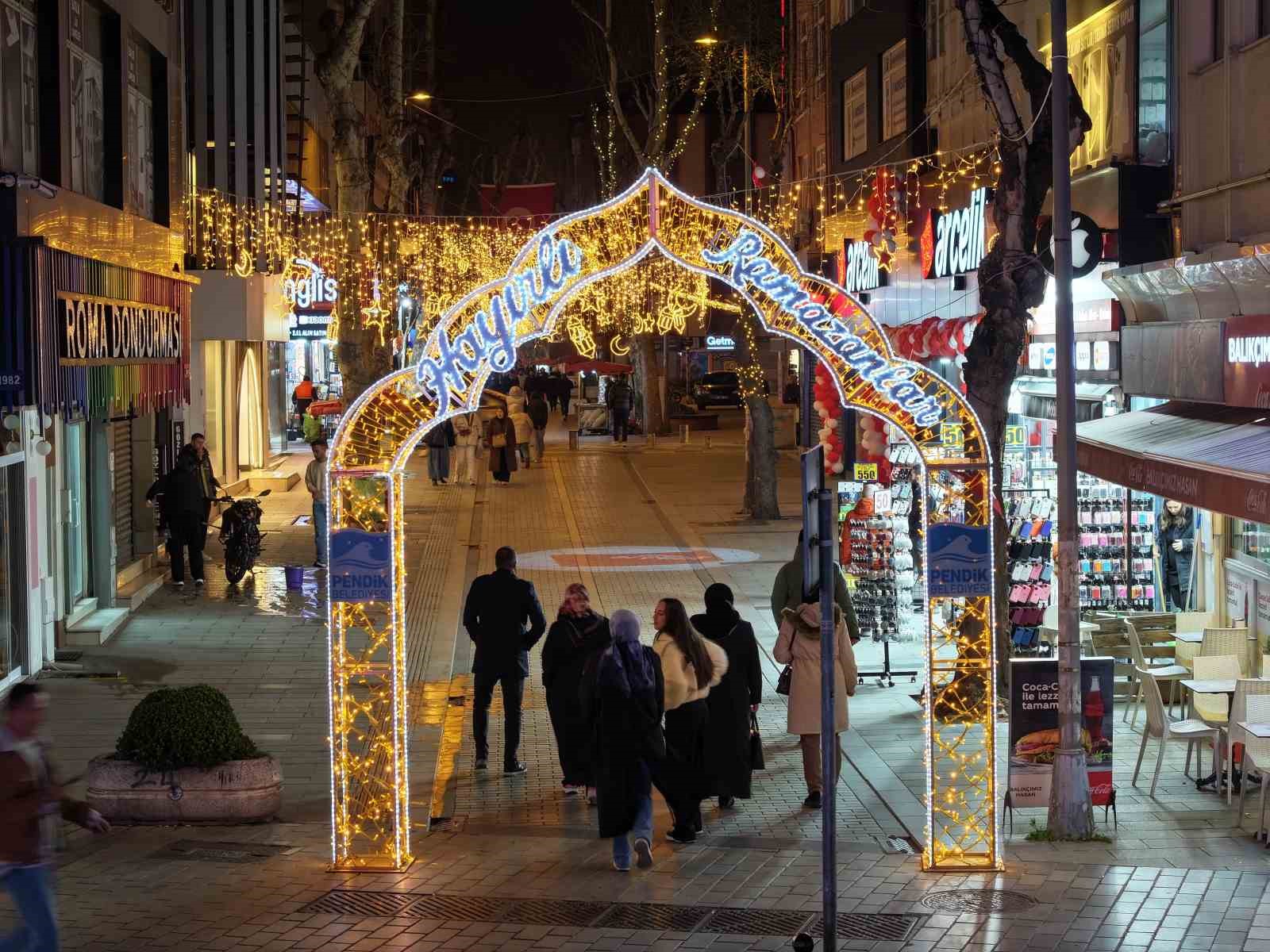 Pendik sokakları Ramazan ayını ışıl ışıl karşılıyor