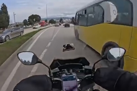 Bursa’da otobüs motosikletlinin önüne kırdı