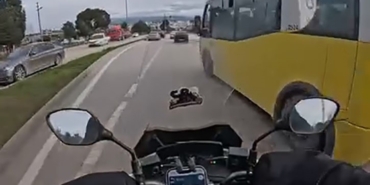 Bursa’da otobüs motosikletlinin önüne kırdı