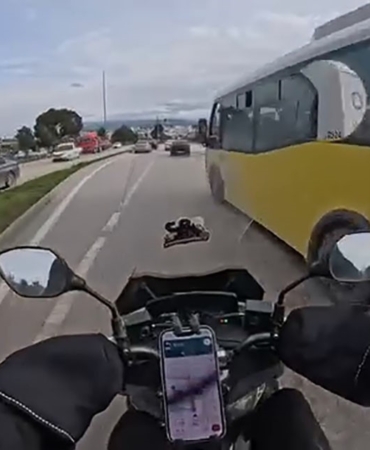 Bursa’da otobüs motosikletlinin önüne kırdı