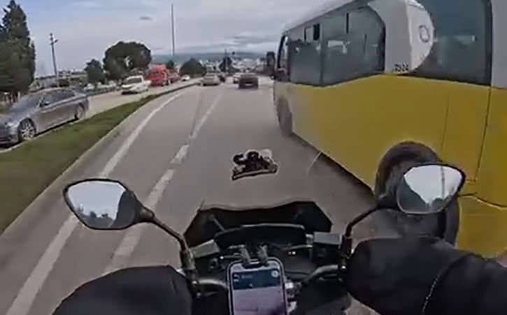 Bursa’da otobüs motosikletlinin önüne kırdı