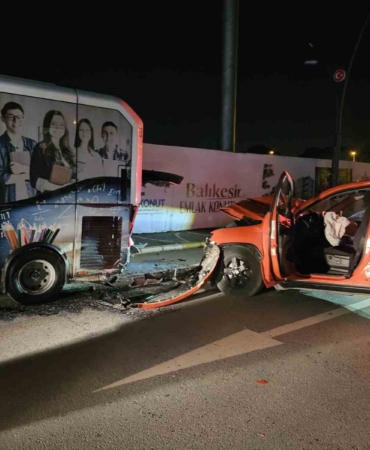 Otomobil park halindeki otobüse çarptı: 1 yaralı