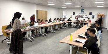 İlkokul öğrencileri elektronik atıklardan tablo yaptı